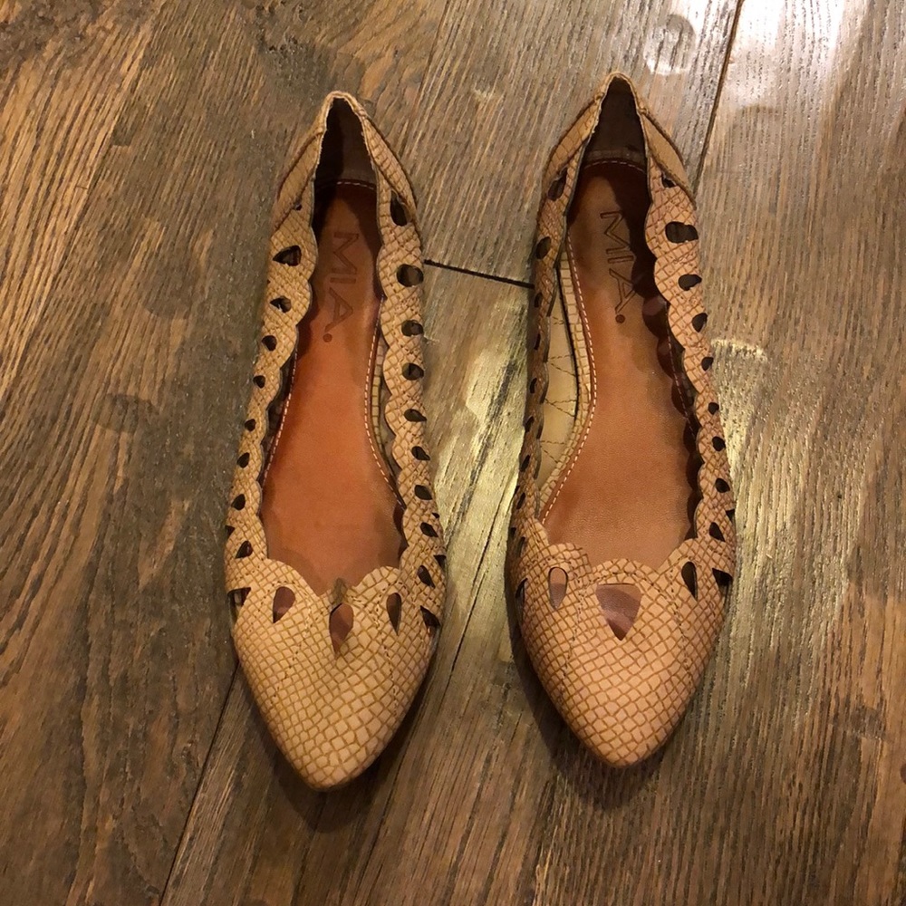Mia neutral flat shoe
